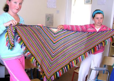 Leathsceáil Lámh déanta ar taispeáintas sa scoil náisiúnta Inis Meáin